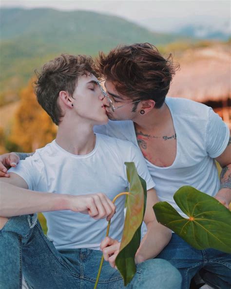 hot gay kissing